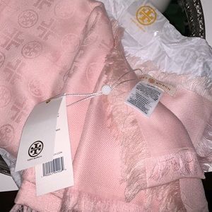 Logo Jacquard traveler scarf